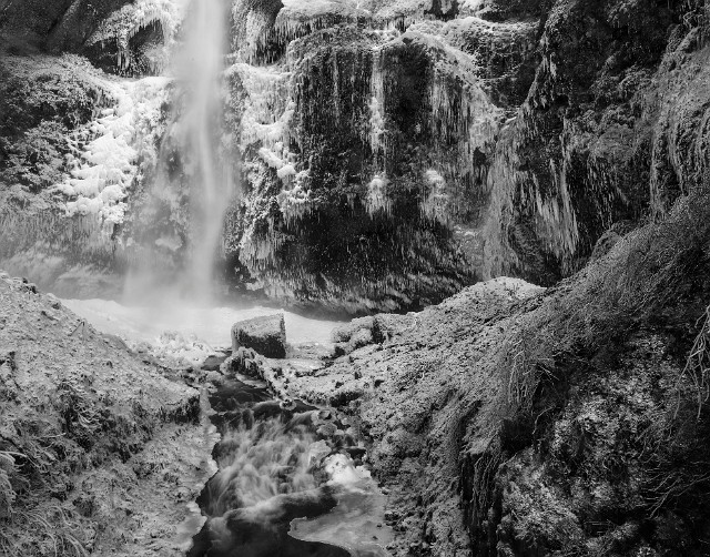 Mulltnomah Falls 15-5567 bw.jpg